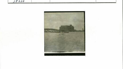 水域岩层旁的宏伟建筑.jpg