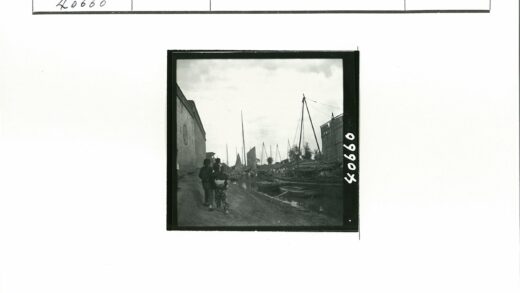 水岸孩童与帆船风景.jpg