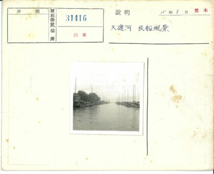 水岸船只与远方建筑风景.jpg