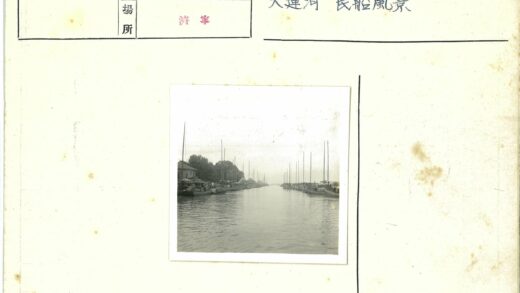 水岸船只与远方建筑风景.jpg