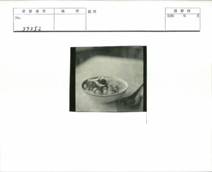水果坚果碗配深色勺子特写.jpg