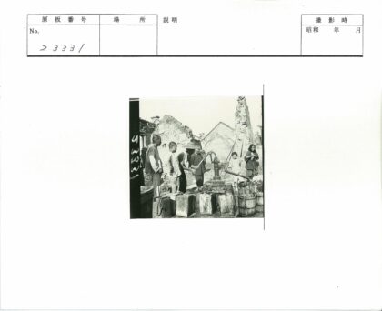 水泵旁的取水人群与破败建筑.jpg