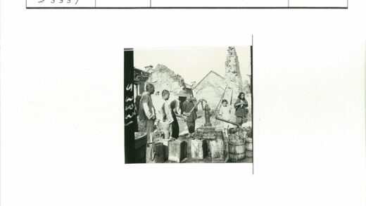 水泵旁的取水人群与破败建筑.jpg