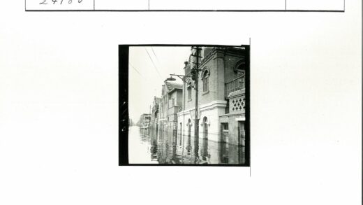 水淹城市街道与砖砌建筑.jpg