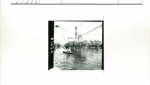 水淹街道两人船与塔.jpg