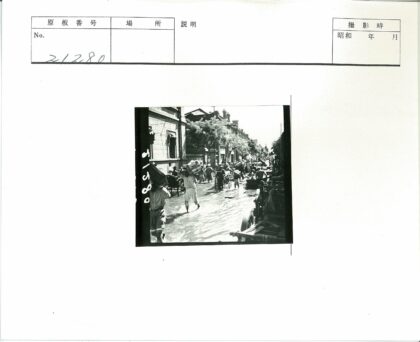 水淹街道行人涉水前行.jpg