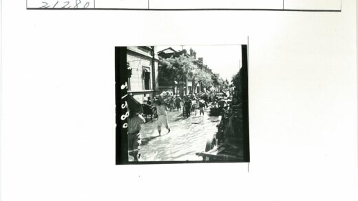水淹街道行人涉水前行.jpg