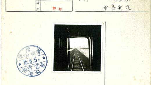水淹铁轨火车前行.jpg
