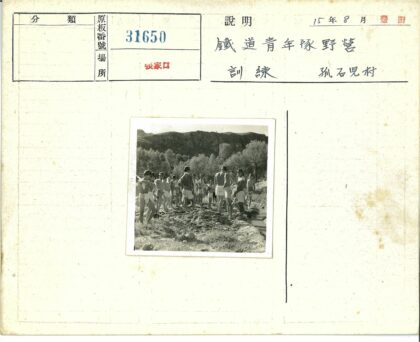 水渠旁穿短裤戴帽子的人群.jpg