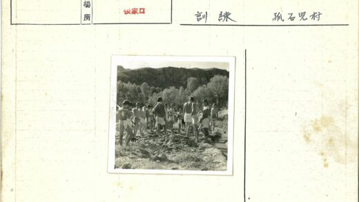 水渠旁穿短裤戴帽子的人群.jpg