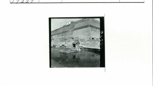水畔古建与城墙倒影.jpg
