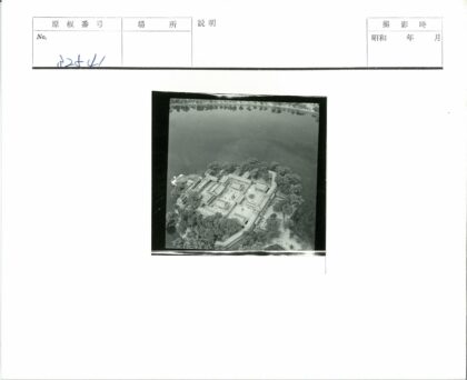 水畔方形建筑群鸟瞰图.jpg