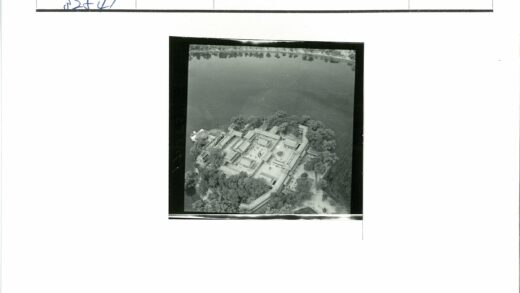 水畔方形建筑群鸟瞰图.jpg