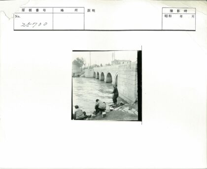 水边三人石桥建筑.jpg