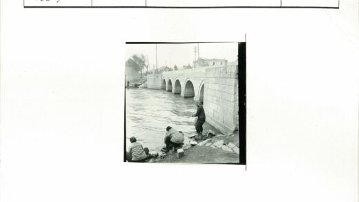 水边三人石桥建筑.jpg