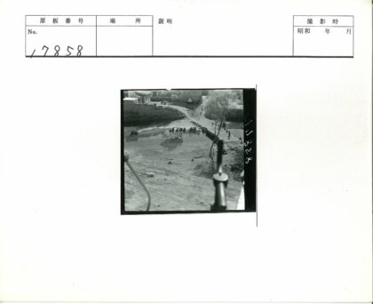 水边人群与建筑树影.jpg