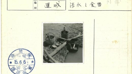 水边传统木制工具与草景.jpg