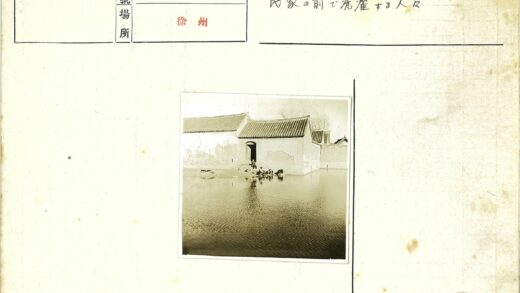 水边传统瓦片屋顶建筑倒影.jpg