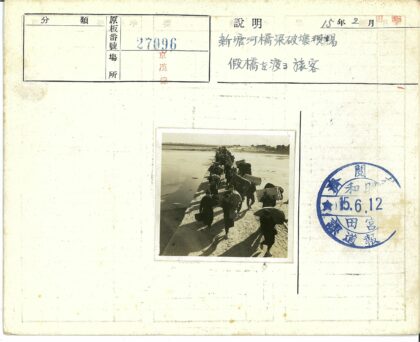 水边小路行人扛包远眺建筑.jpg