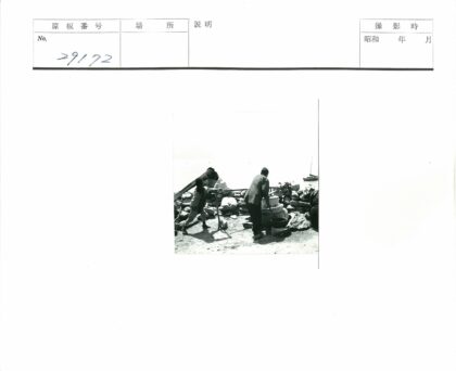 水边岩石与帆船工作场景.jpg