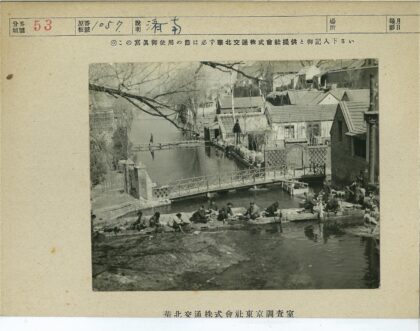 水边木桥与建筑群.jpg