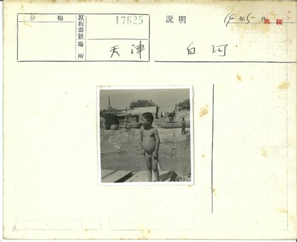 水边木码头上的孩子.jpg