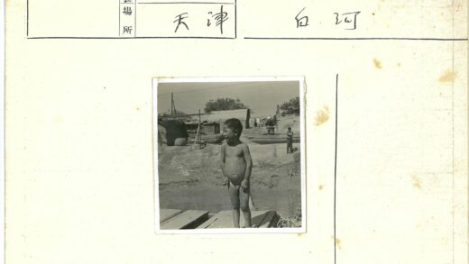 水边木码头上的孩子.jpg