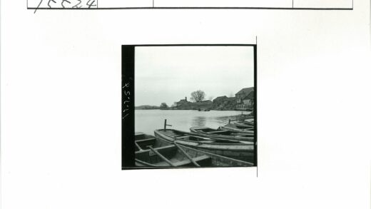 水边木船与山间宝塔.jpg