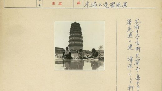 水边洗衣与高塔背景.jpg