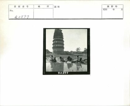 水边洗衣与高塔风景.jpg