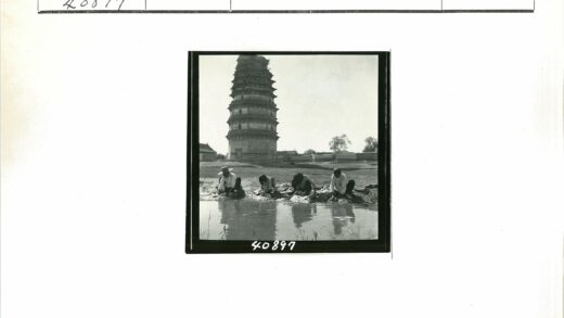 水边洗衣与高塔风景.jpg