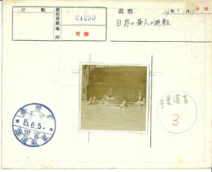 水边砖房木船划桨人.jpg