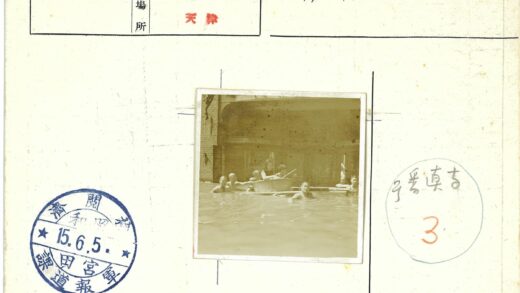 水边砖房木船划桨人.jpg
