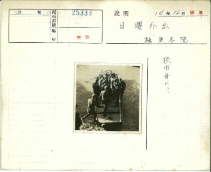 水边船上人群历史影像.jpg