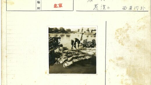水边芦苇工人与木车劳作.jpg