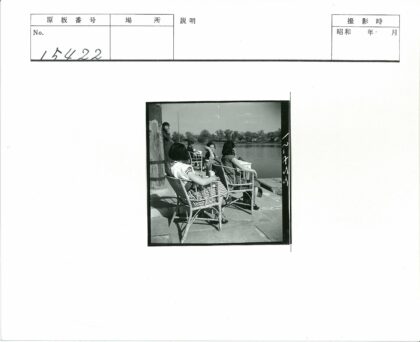 水边藤椅休憩自然风光.jpg