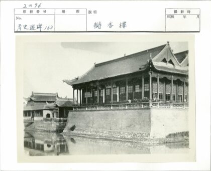 水边高架古建筑倒影.jpg