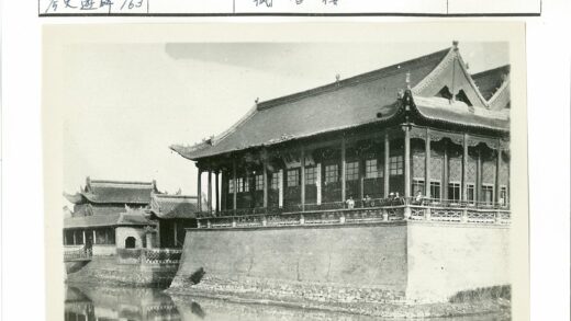 水边高架古建筑倒影.jpg