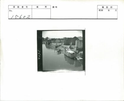 水道划船与旧建筑废墟.jpg