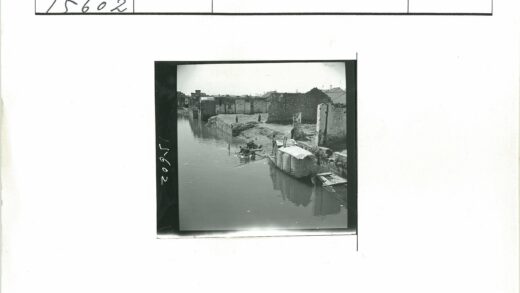 水道划船与旧建筑废墟.jpg