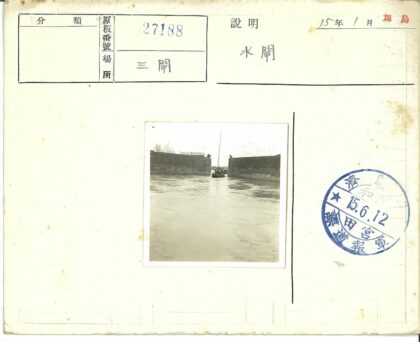 水道小船与石墙风景.jpg