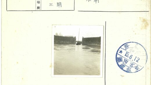 水道小船与石墙风景.jpg