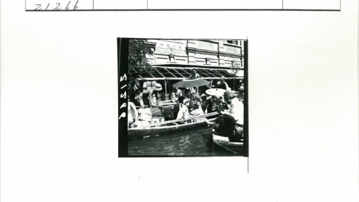 水道拥挤船只人群遮阳伞.jpg
