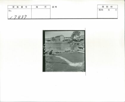 水道旁编织篮与砖建筑景观.jpg