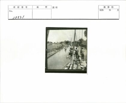 水道旁船只与行人景色.jpg