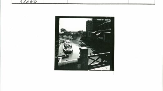 水道驳船与桥梁风景.jpg