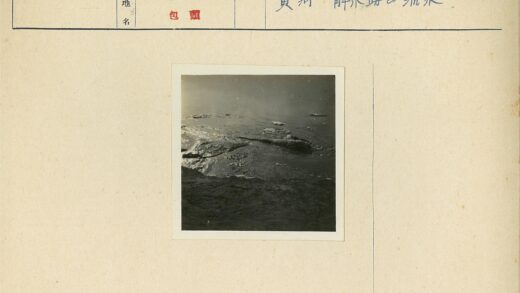 水面浮冰宁静风光.jpg