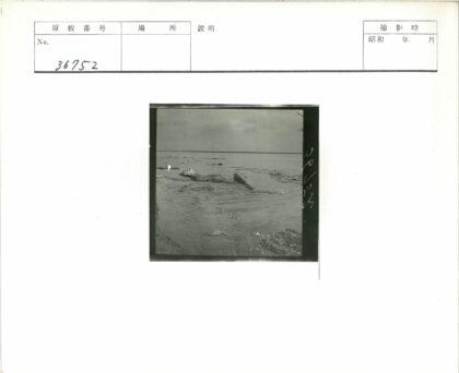 水面碎片与多云天空.jpg