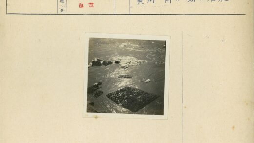 水面阳光岩石涟漪景色.jpg