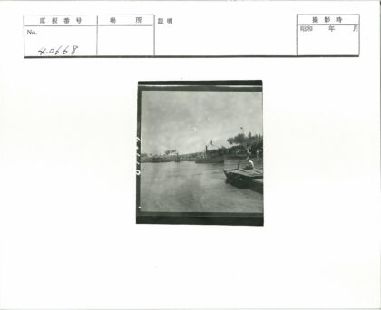 江边多云日船只人群聚集.jpg